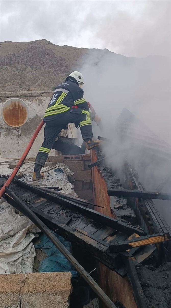 Erzurum'un Pasinler ilçesinde çıkan yangında, müstakil ev kullanılamaz hale geldi. İhbar üzerine...