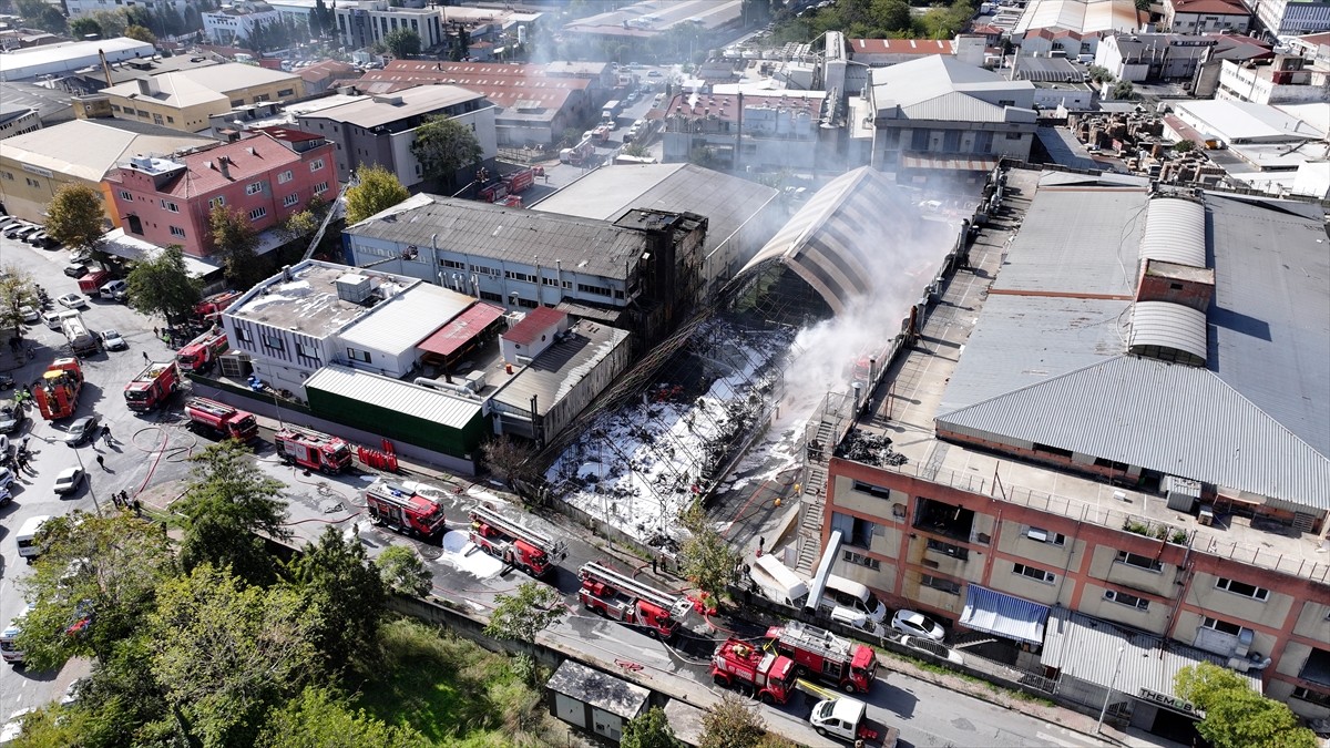 Gaziosmanpaşa'da bir fabrikanın deposunda çıkan ve bitişiğindeki iş yerlerine sıçrayan yangın...