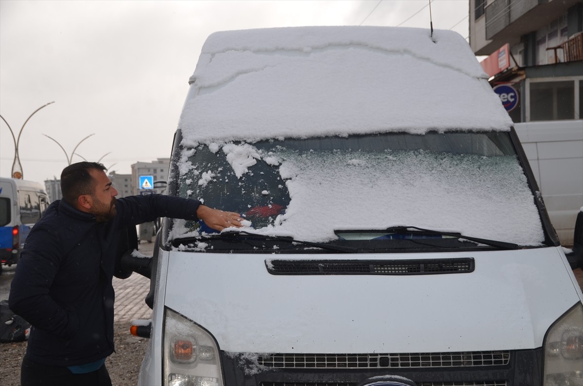 Hakkari'de, Yüksekova ilçesi ile kentin yüksek kesimlerine kar yağdı.