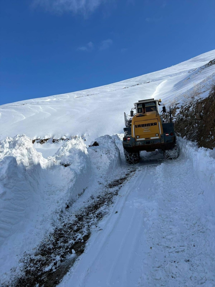 Hakkari'nin Şemdinli ilçesinde kar nedeniyle kapanan Aytepe Üs Bölgesi yolunun açılması için...