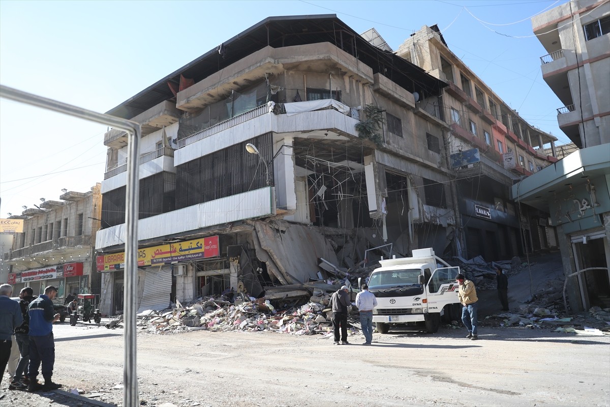 İsrail ordusunun, Lübnan'ın doğusundaki Baalbek'te bir eve düzenlediği saldırıda aynı aileden tümü...