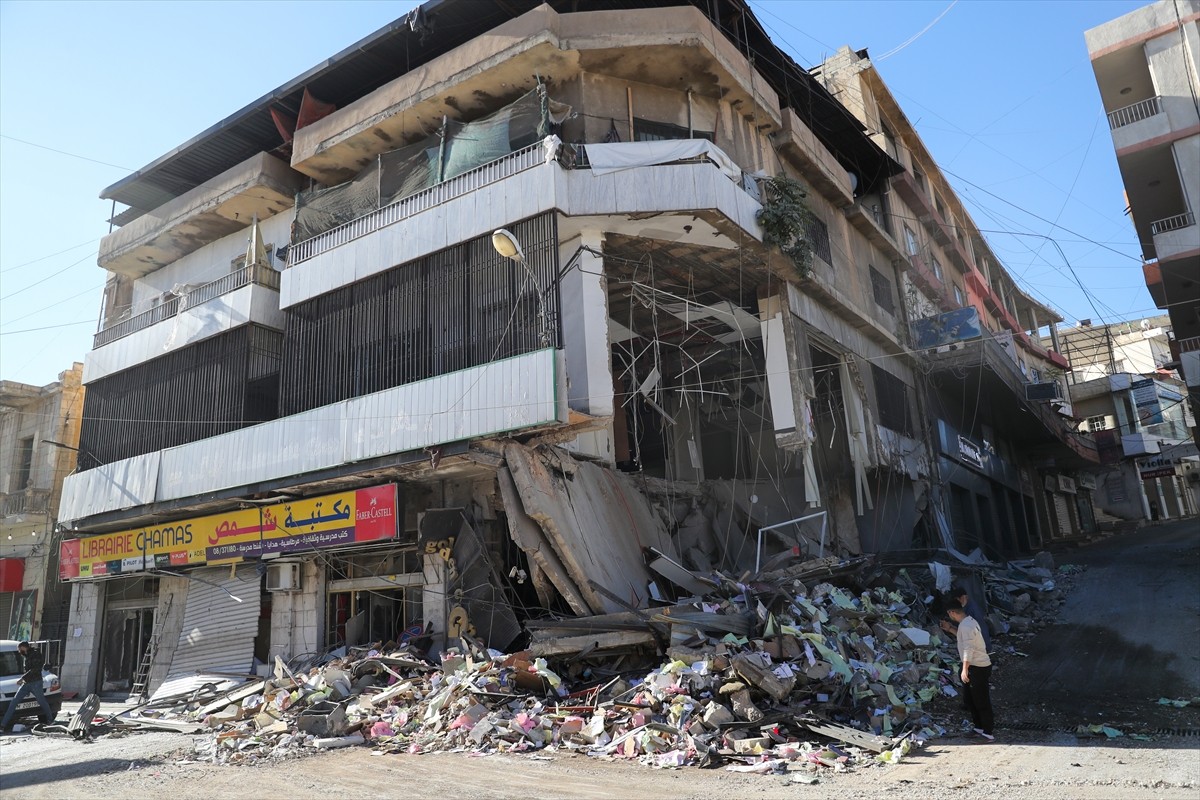 İsrail ordusunun, Lübnan'ın doğusundaki Baalbek'te bir eve düzenlediği saldırıda aynı aileden tümü...