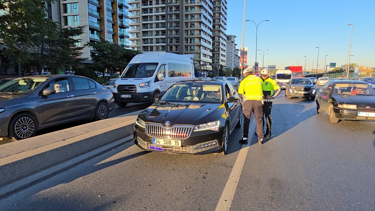 İstanbul'da polis ekipleri, usulsüz çakar-siren tertibatı bulunduran ve emniyet şeridi ihlali...