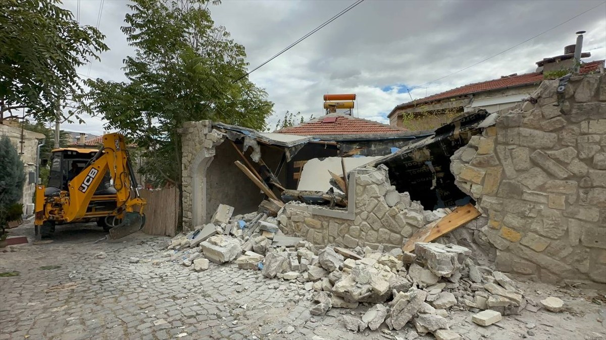 Kapadokya Alan Başkanlığı, Nevşehir'in Ürgüp ilçesinde ruhsatsız restoranı yıktı.