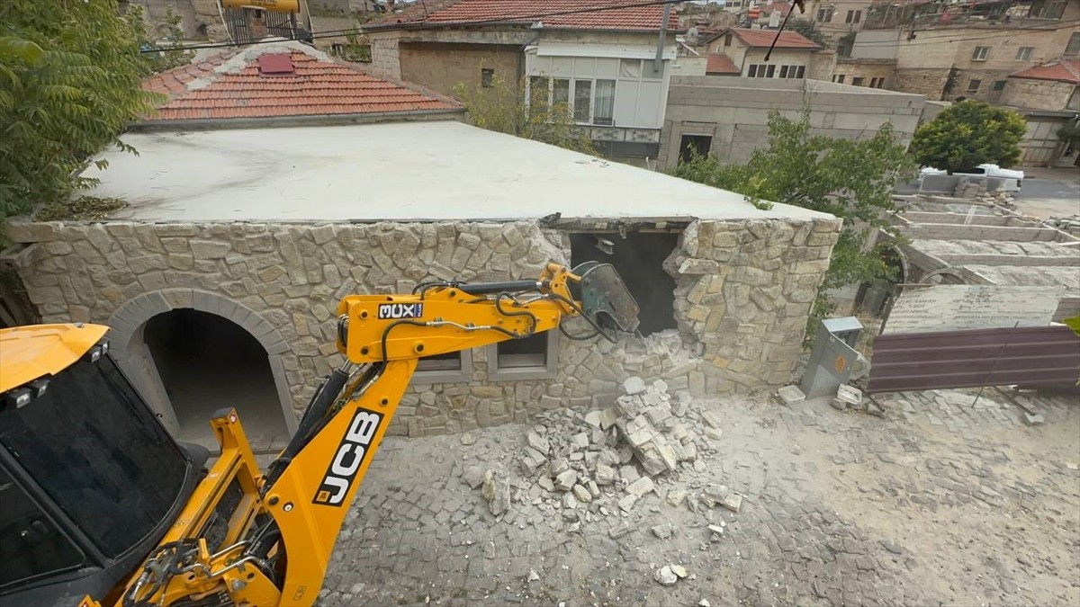 Kapadokya Alan Başkanlığı, Nevşehir'in Ürgüp ilçesinde ruhsatsız restoranı yıktı.