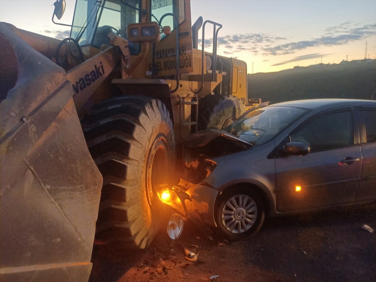 Kars'ın Susuz ilçesinde, otomobil ile iş makinesinin çarpışması sonucu otomobildeki 6 öğretmen...