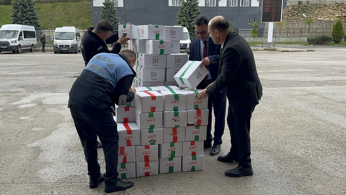 Kastamonu Belediyesi ekipleri, soğuk zincir ihlali gerekçesiyle 100 koli ayrana el koydu.