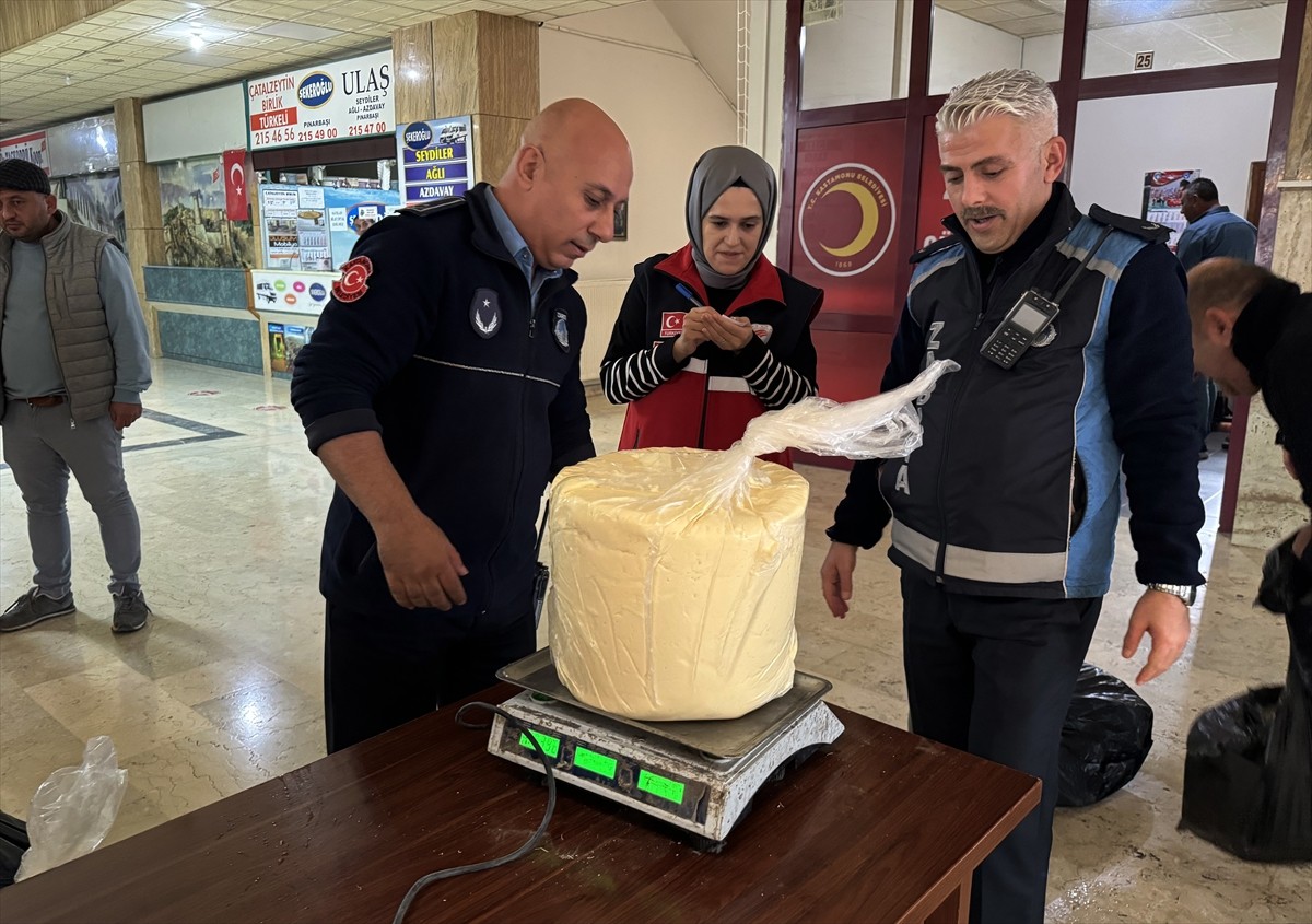 Kastamonu Belediyesi ekipleri, soğuk zincir ihlali gerekçesiyle 1150 kilogram tereyağı ile hijyen...