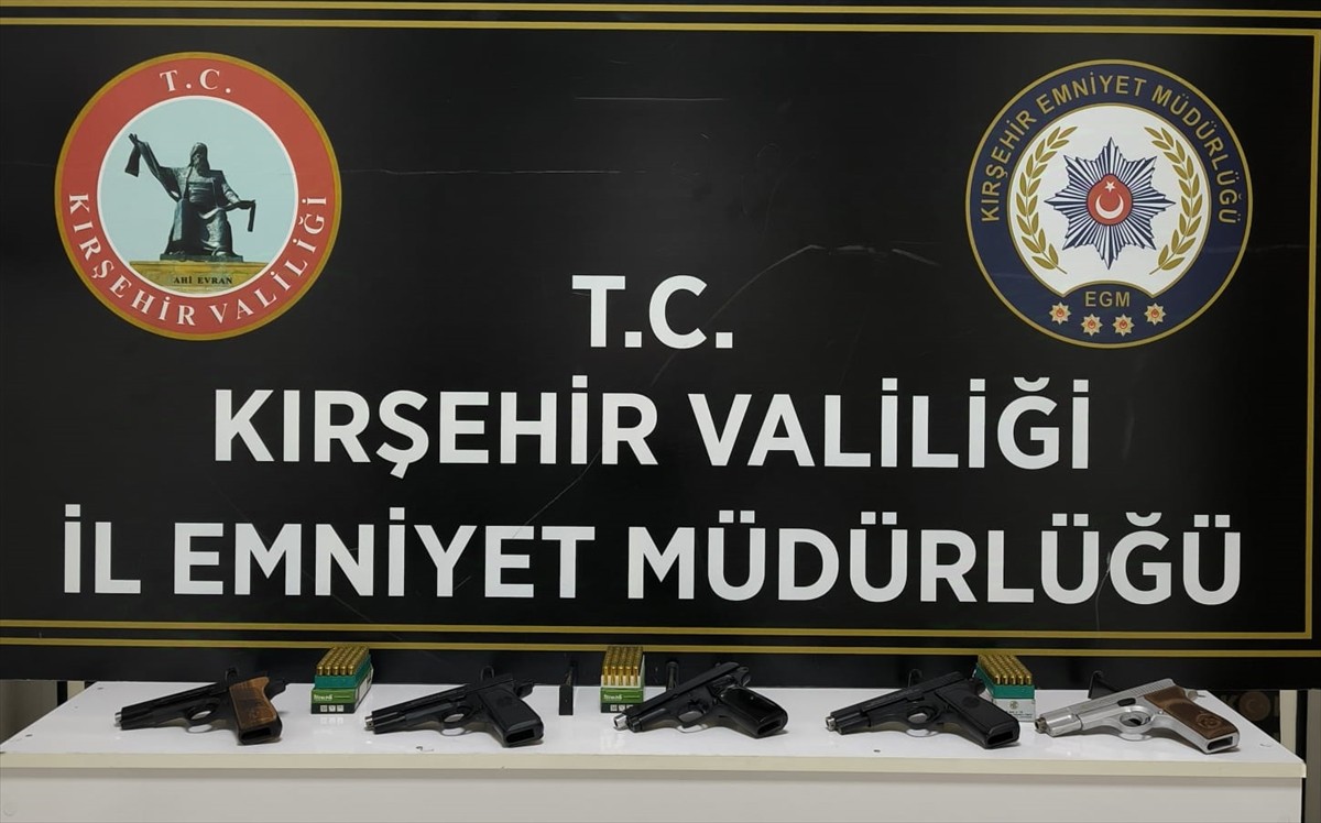 Kırşehir'de yasa dışı silah ticareti operasyonunda piyasa sürülmek istenen 5 ruhsatsız tabanca, 7...