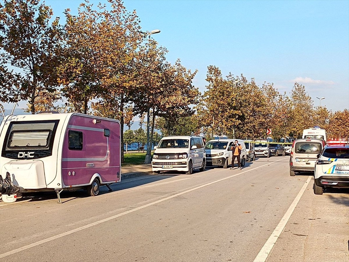 Kocaeli'nin Karamürsel ilçesinde bir kişi minibüste silahla vurulmuş halde ölü bulundu.