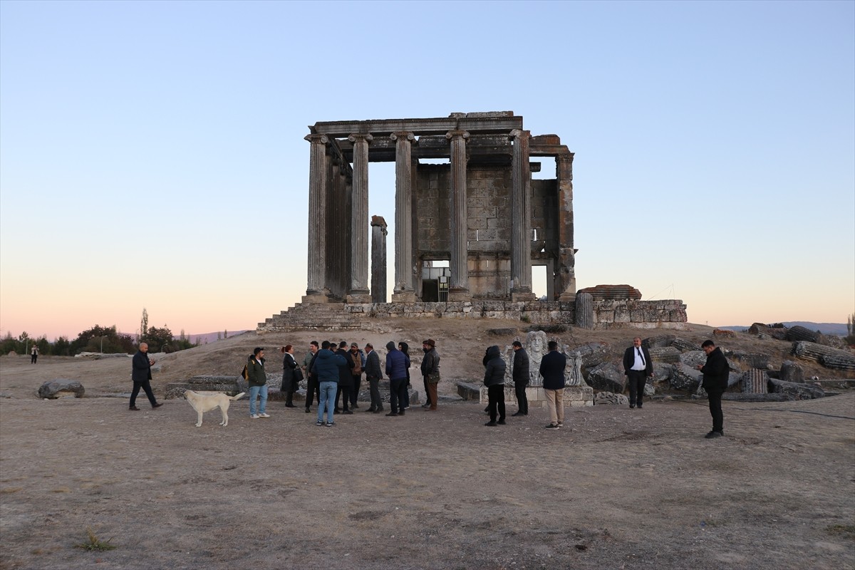 Kütahya'nın Çavdarhisar ilçesindeki Aizanoi Antik Kenti'nde, aydınlatma çalışmalarının...