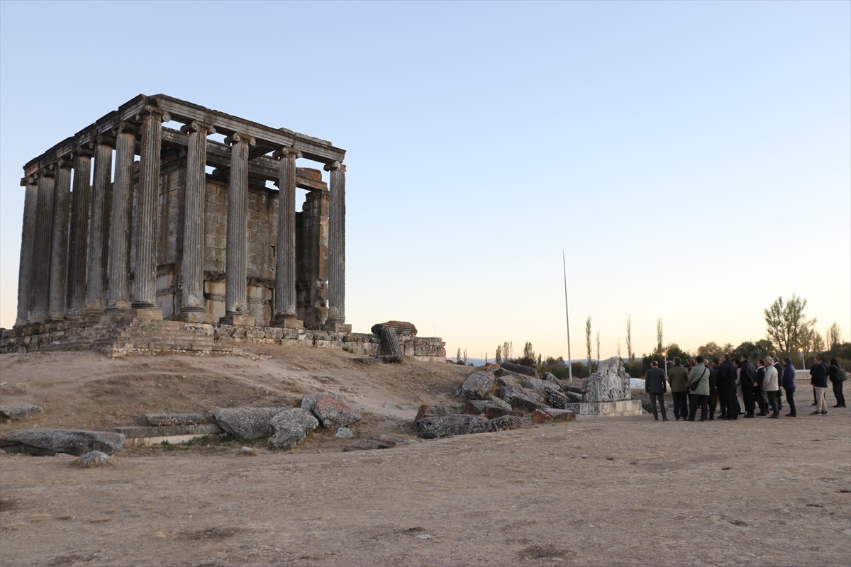 Kütahya'nın Çavdarhisar ilçesindeki Aizanoi Antik Kenti'nde, aydınlatma çalışmalarının...