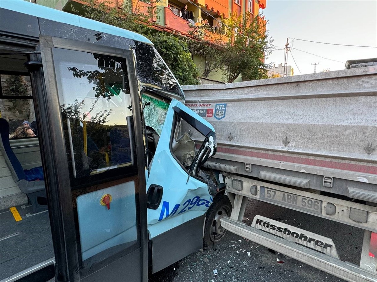 Maltepe'de, yolcu minibüsünün park halindeki tıra arkadan çarpması sonucu 8 kişi yaralandı.