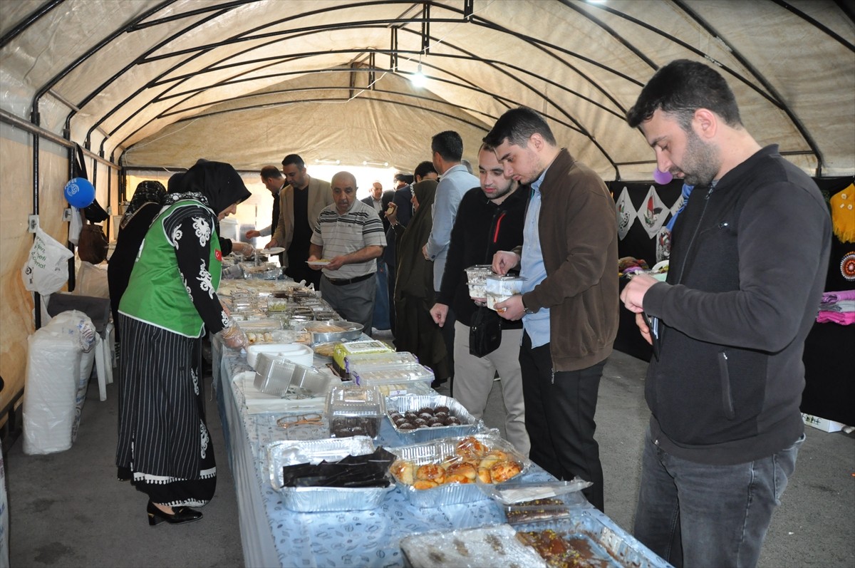 Mardin'de İnsan Hak ve Hürriyetleri (İHH) İnsani Yardım Vakfınca, Gazze yararına "Hayır Çarşısı"...