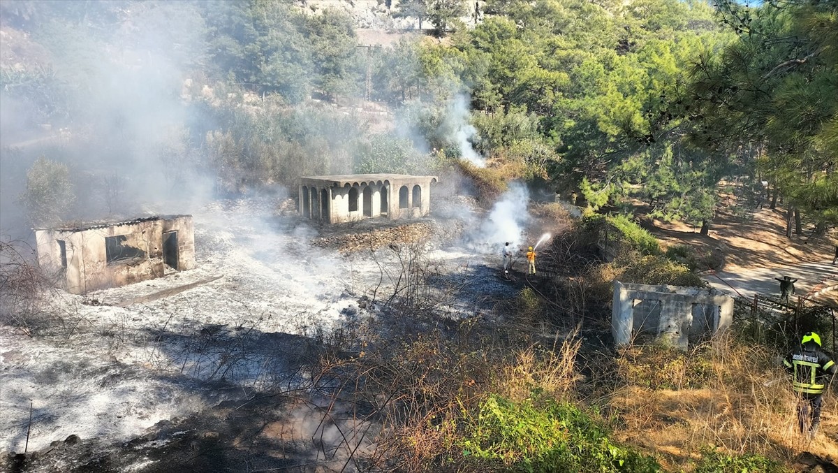 Mersin'in Anamur ilçesinde çıkan orman yangını kontrol altına alındı.   