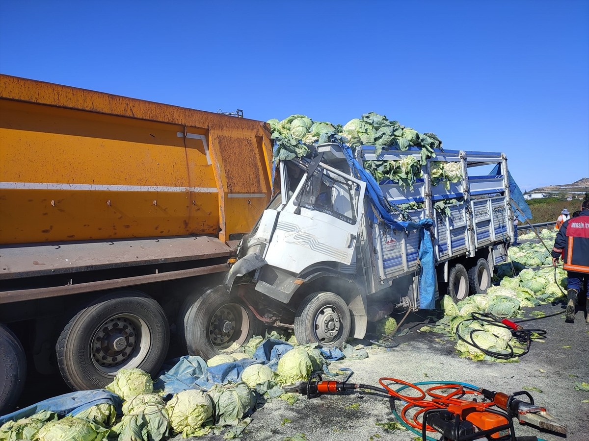 Mersin’in Tarsus ilçesinde tırla çarpışarak yanan kamyonun sürücüsü itfaiye ekiplerince...