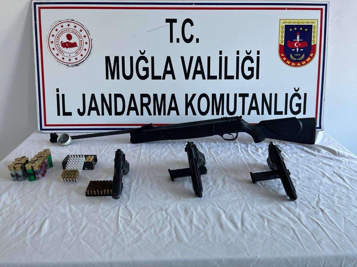 Muğla'da ruhsatsız tabanca ve uyuşturucu satıcılarına yönelik operasyonda 11 şüpheli gözaltına...