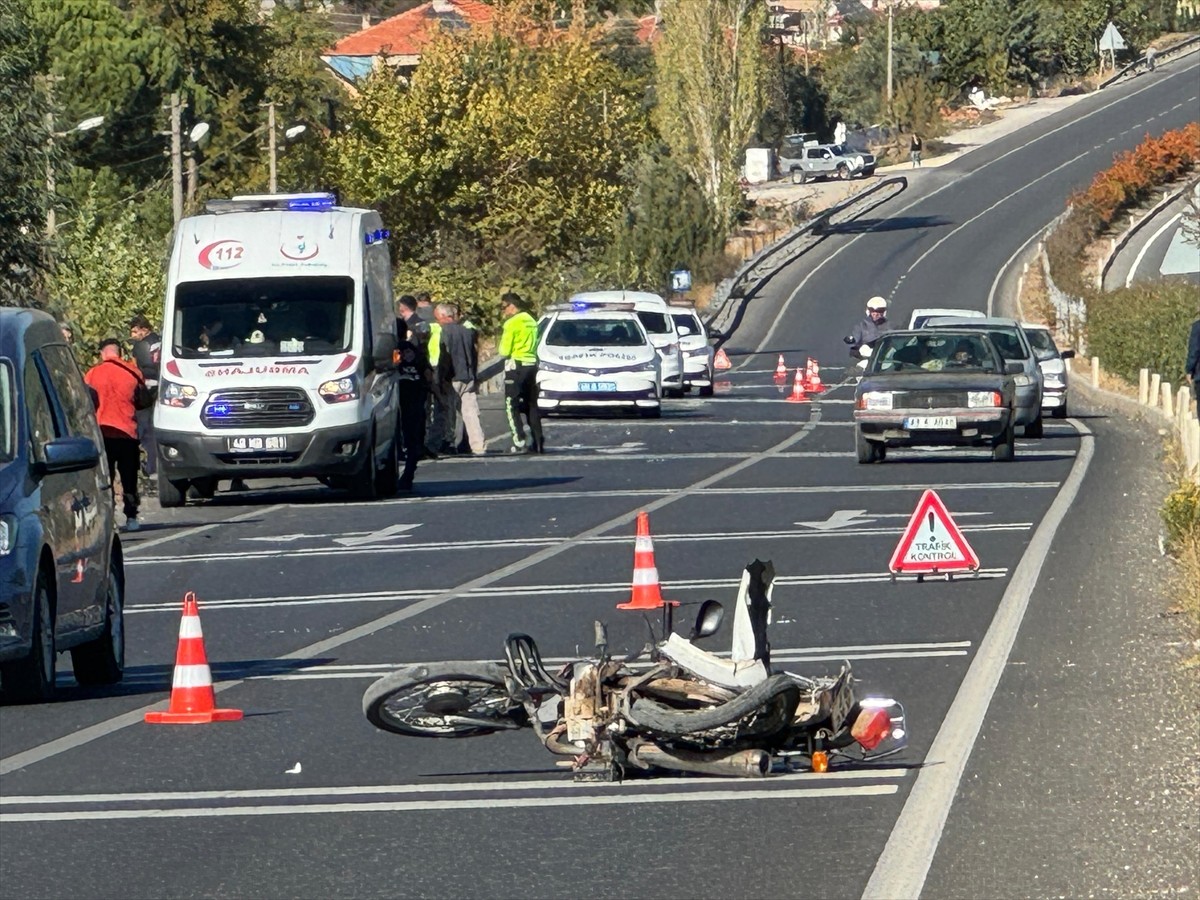 Muğla'nın Ula ilçesinde otomobilin çarptığı motosikletin sürücüsü yaşamını yitirdi.