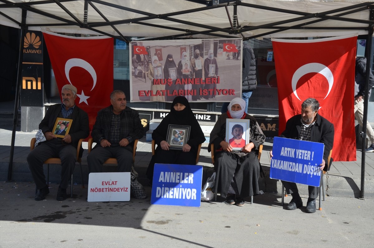 Muş'ta çocuklarını terör örgütü PKK'dan kurtarmak isteyen aileler, DEM Parti İl Başkanlığı binası...