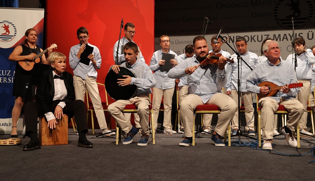 Otizmli çocuklardan oluşan İzmir Otizm Orkestrası ve Korosu'nda (İZOT) eğitimleri, emekli müzik...