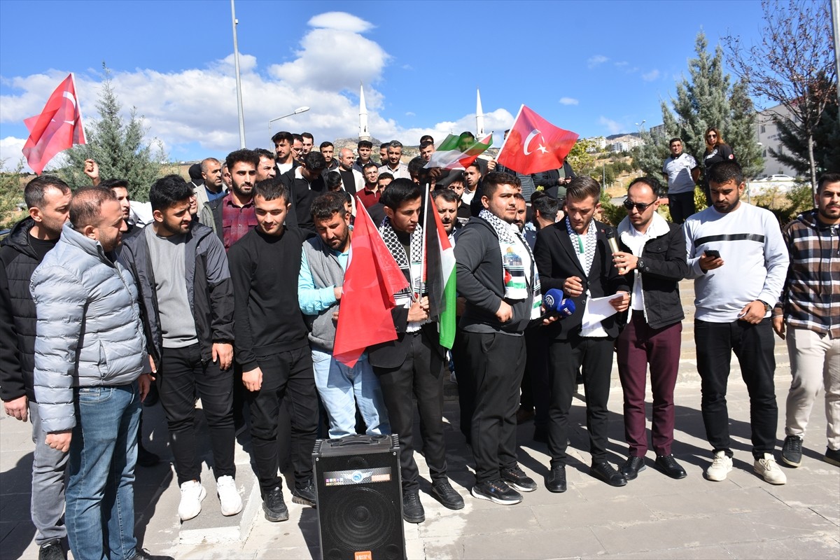 Şırnak'ta üniversite öğrencileri, İsrail'in Gazze'ye yönelik saldırılarına "Yüreğimde Filistin"...