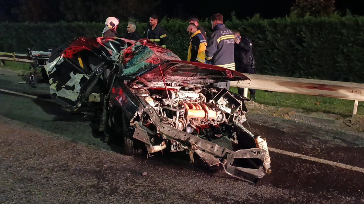 Tekirdağ'ın Çerkezköy ilçesinde, otomobilin aydınlatma direğine çarpması sonucu 1 kişi öldü, 1...