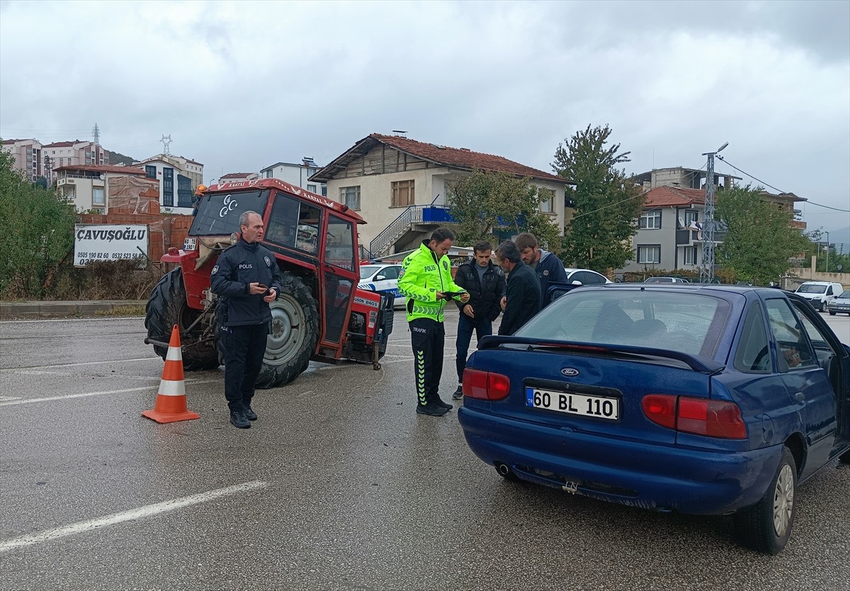 Tokat'ın Almus ilçesinde otomobil ile traktörün çarpışması sonucu 4 kişi yaralandı. Olay yerine...