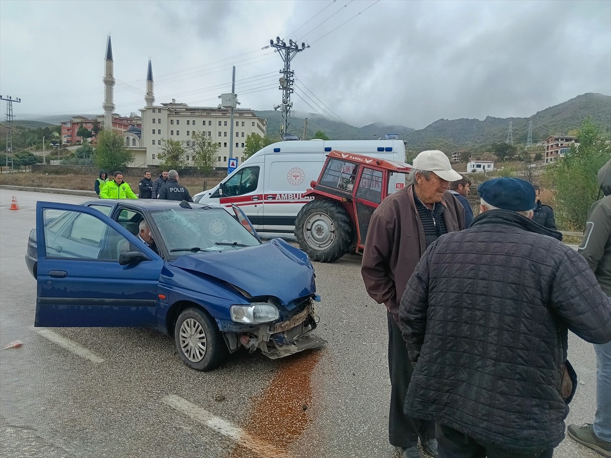 Tokat'ın Almus ilçesinde otomobil ile traktörün çarpışması sonucu 4 kişi yaralandı. Olay yerine...