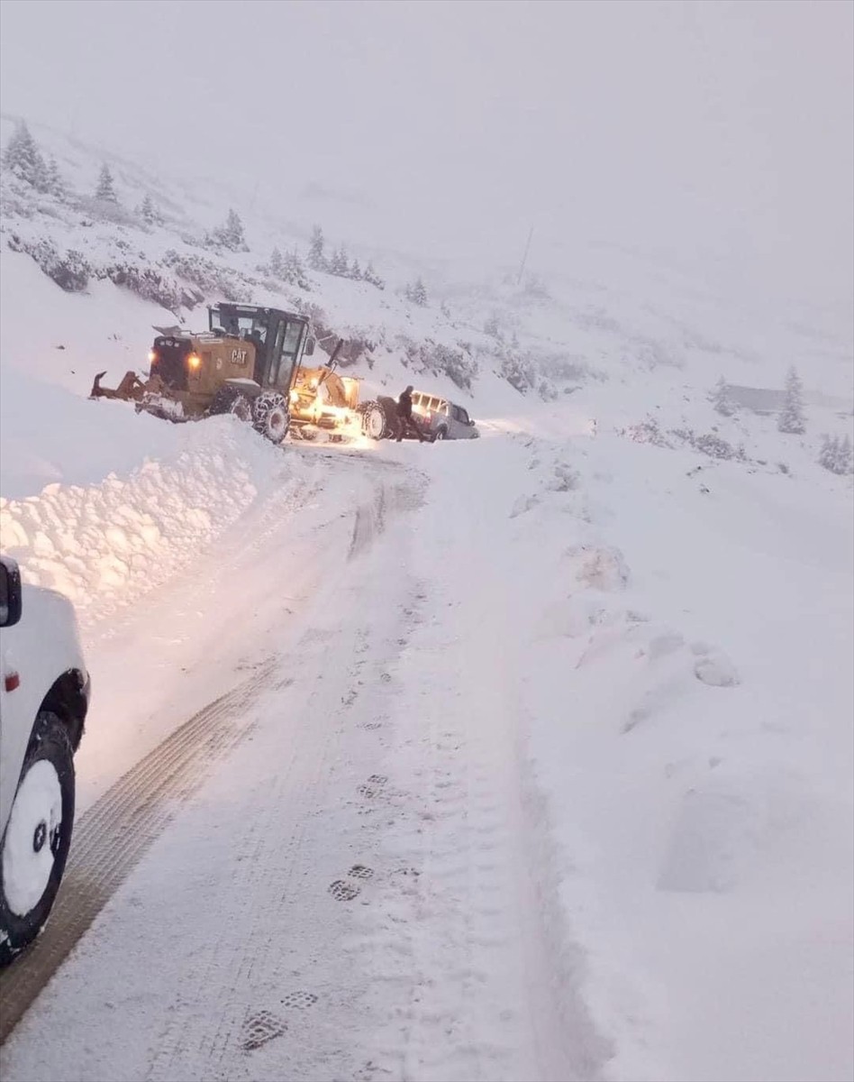 Trabzon ve Giresun sınırında yer alan Sis Dağı Yaylası'nda kar yağışının ardından mahsur kalan 5...