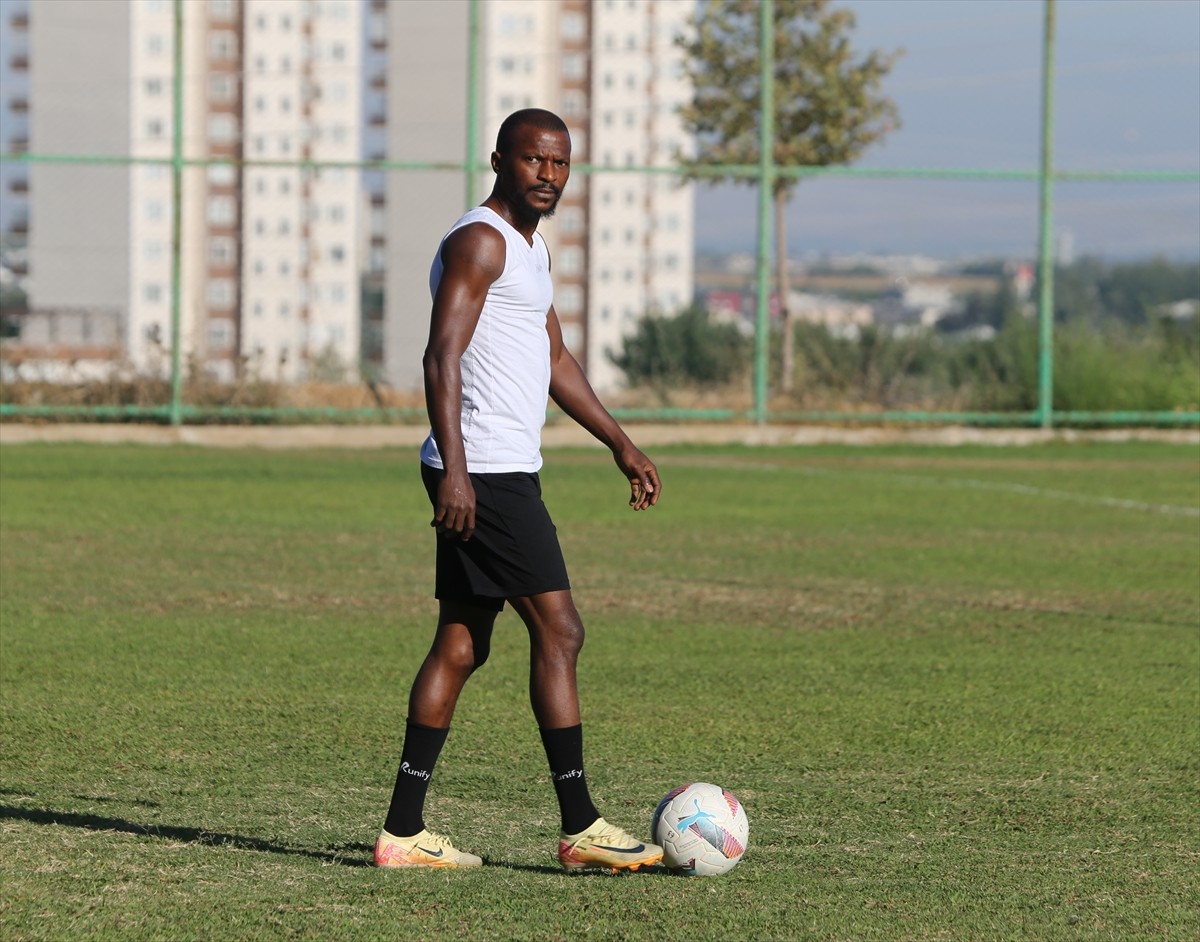 Trendyol 1. Lig ekiplerinden Şanlıurfaspor'un Nijeryalı golcüsü Olarenwaju Kayode, (fotoğrafta) 6....