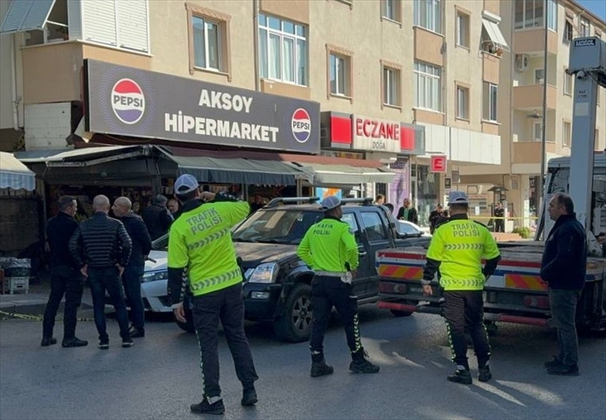 Üsküdar'da görevli polis memurunun kafasından çekiçle darbe aldığı olayda baba ve oğlu, polise...