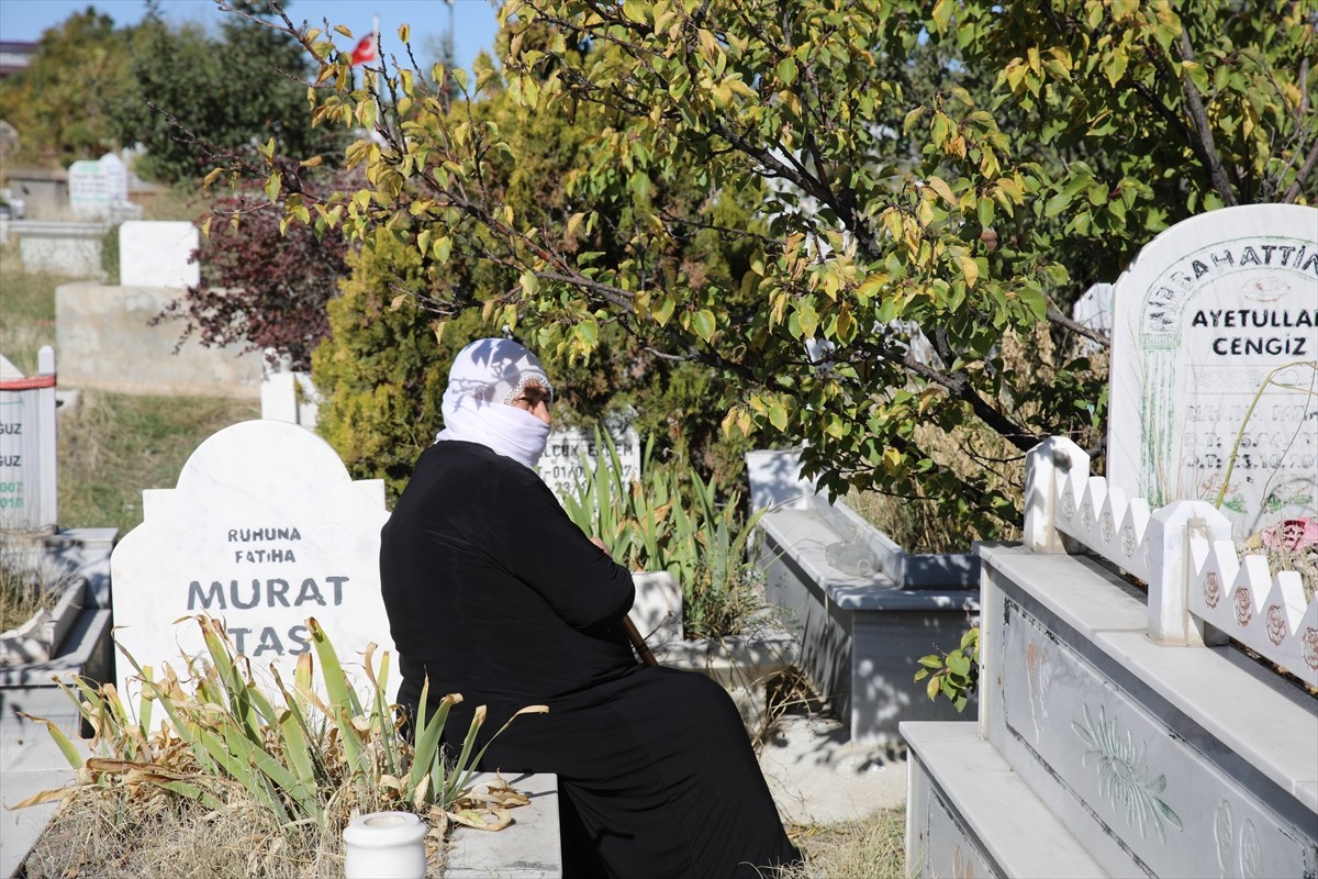 Van'da 23 Ekim 2011'de meydana gelen depremde hayatını kaybedenler kabirleri başında anıldı. Erciş...