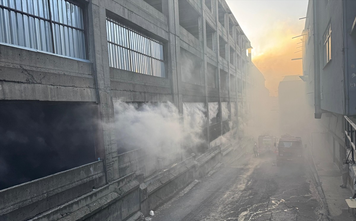 Zeytinburnu'nda, 12 katlı binadaki bir iş yerinde çıkan yangına itfaiye ekipleri müdahale...