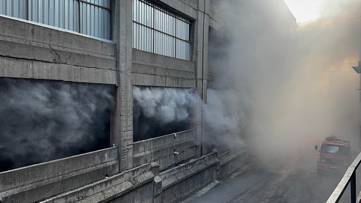 Zeytinburnu'nda, 12 katlı binadaki bir iş yerinde çıkan yangına itfaiye ekipleri müdahale...