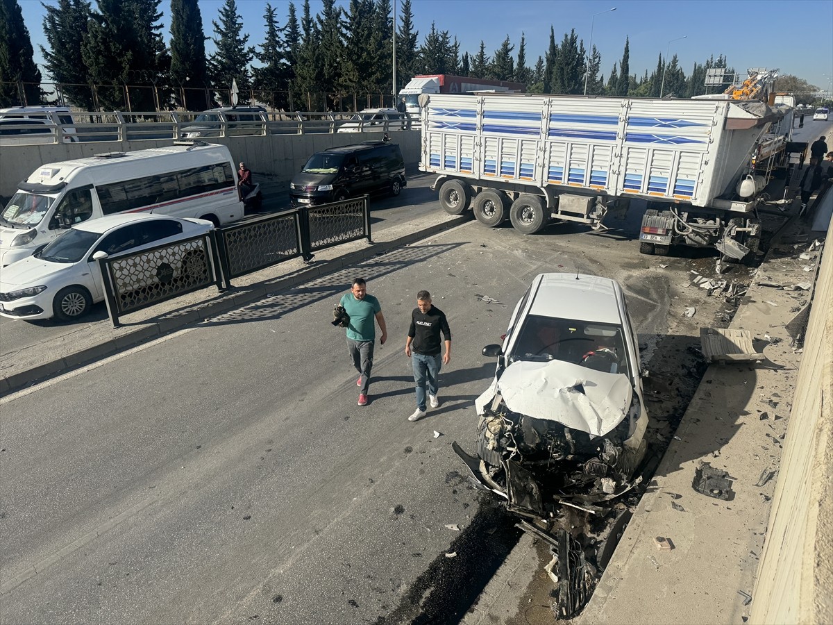 Adana'nın merkez Seyhan ilçesinde kamyon ile otomobilin çarpışması sonucu 1 kişi yaralandı.