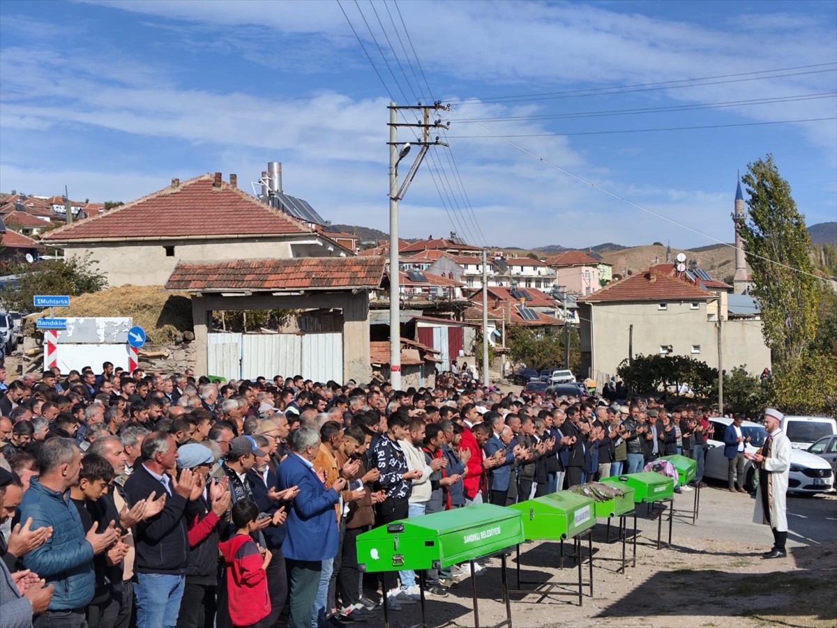 Afyonkarahisar'ın Sandıklı ilçesinde okul servis minibüsü ile otomobilin çarpıştığı kazada...