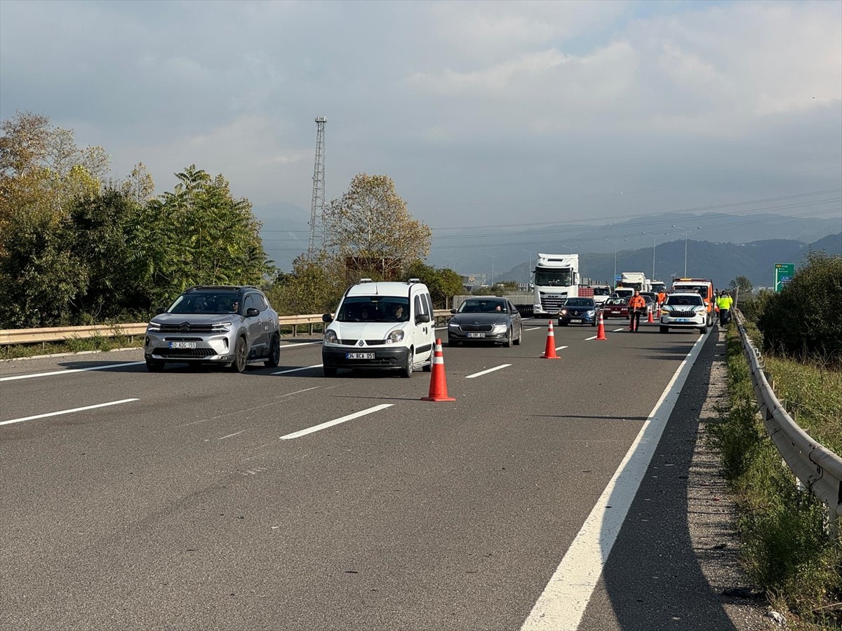 Anadolu Otoyolu'nun Düzce kesiminde 3 aracın karıştığı zincirleme trafik kazasında 4 kişi...