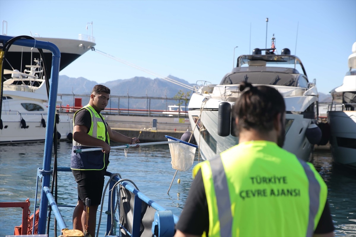 Çevre, Şehircilik ve İklim Değişikliği Bakanlığınca, Marmaris sahillerinde deniz yüzeyi temizleme...