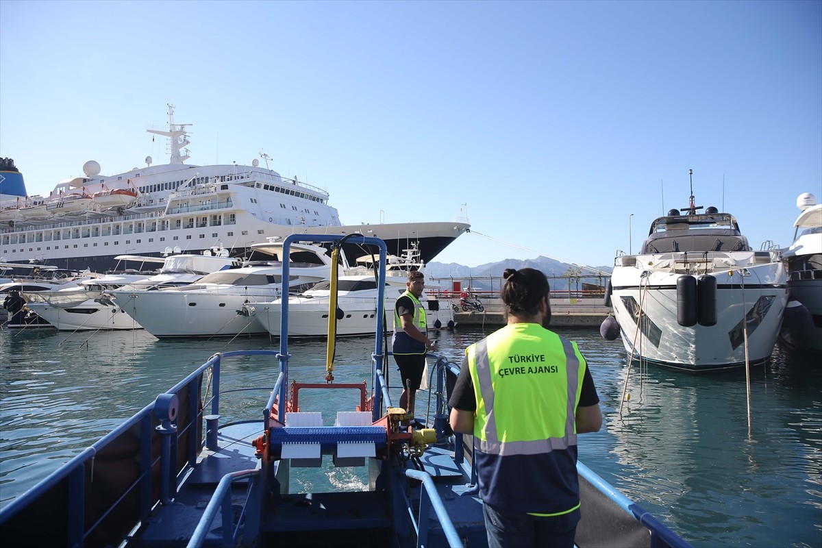 Çevre, Şehircilik ve İklim Değişikliği Bakanlığınca, Marmaris sahillerinde deniz yüzeyi temizleme...