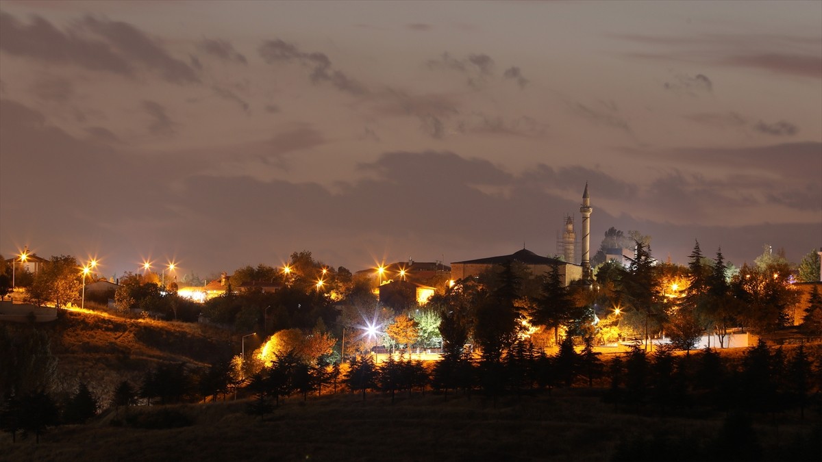 Elazığ'ın Harput Mahallesi'ndeki tarihi ve doğal güzellikler, gece uzun pozlama tekniğiyle...