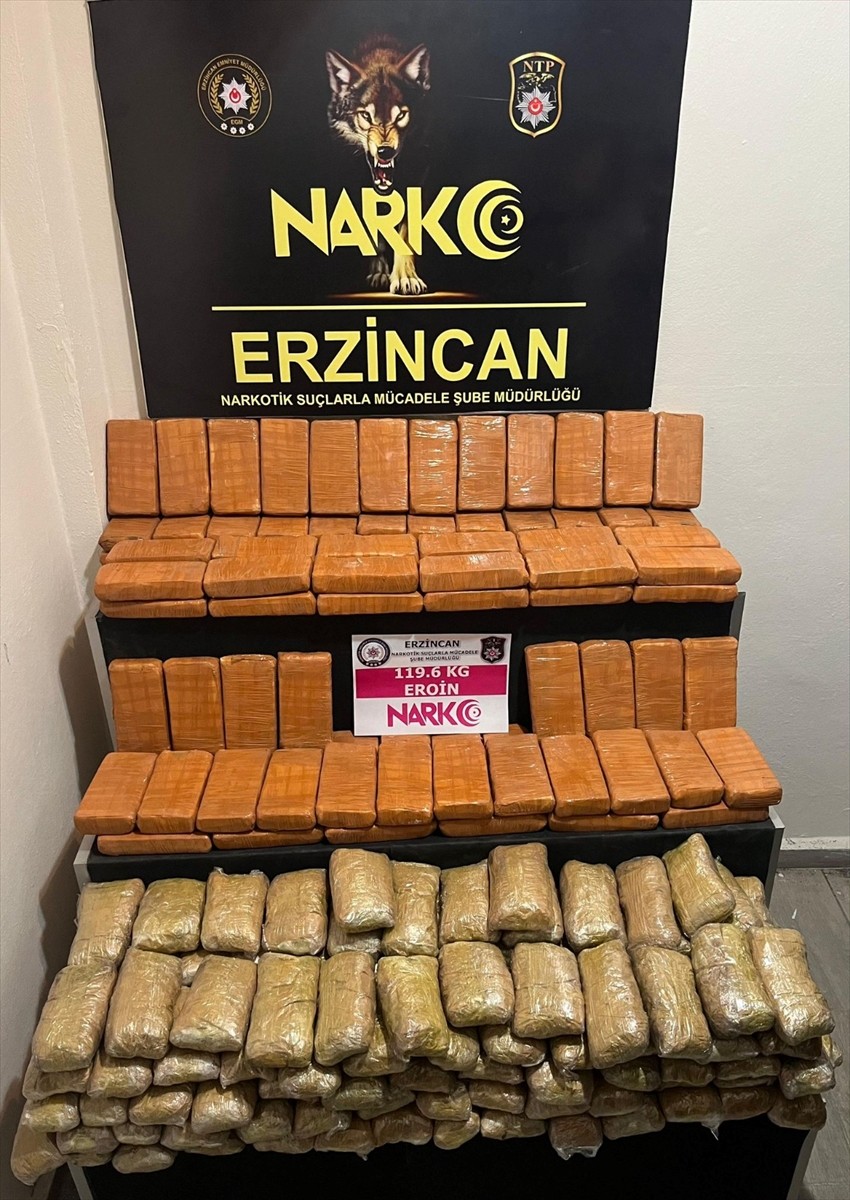 Erzincan'da polis ekiplerince durdurulan bir kamyonda 119 kilo 600 gram eroin ele geçirildi...