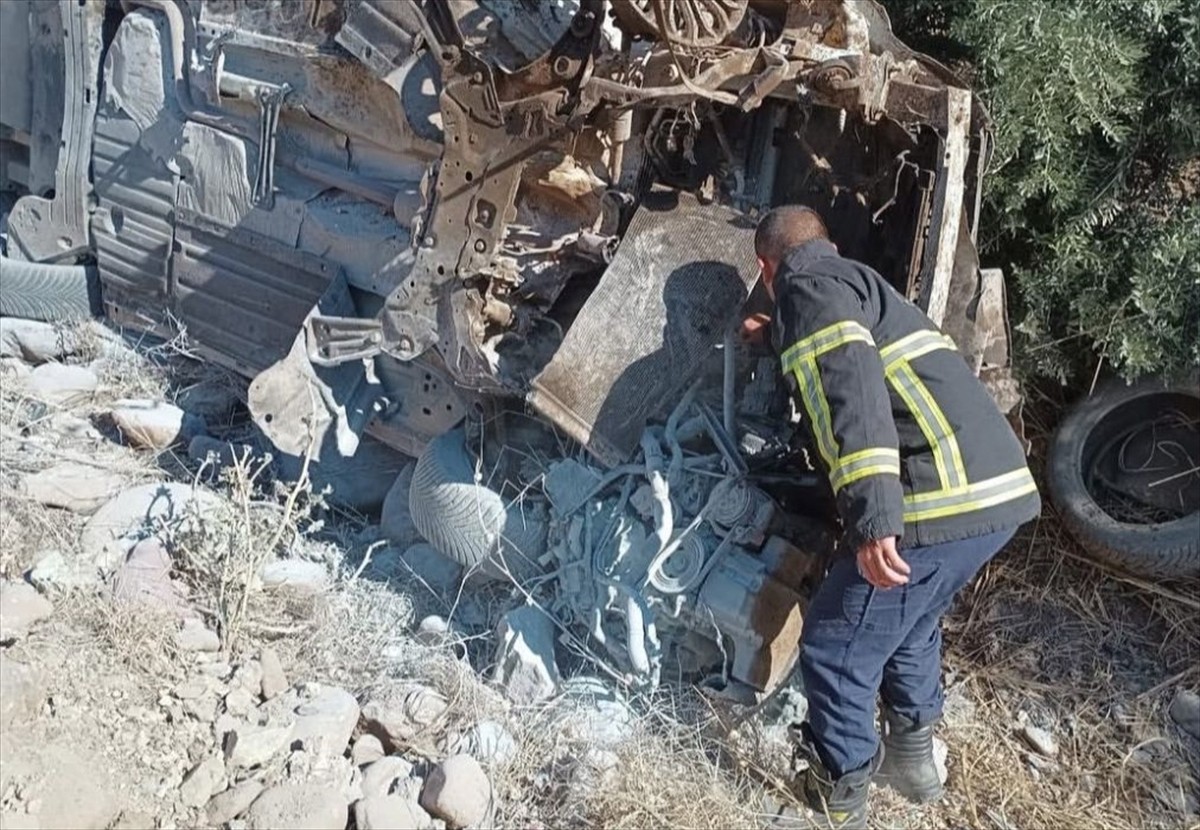 Hatay'da otomobilin şarampole devrilmesi sonucu 5 kişi yaralandı. Ekipler kaza mahallinde çalışma...