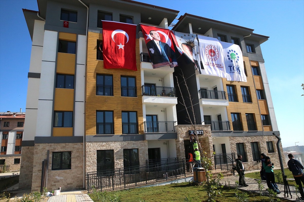 Hatay'ın merkez Antakya ilçesindeki Gülderen Mahallesi'nde Toplu Konut İdaresi Başkanlığınca...