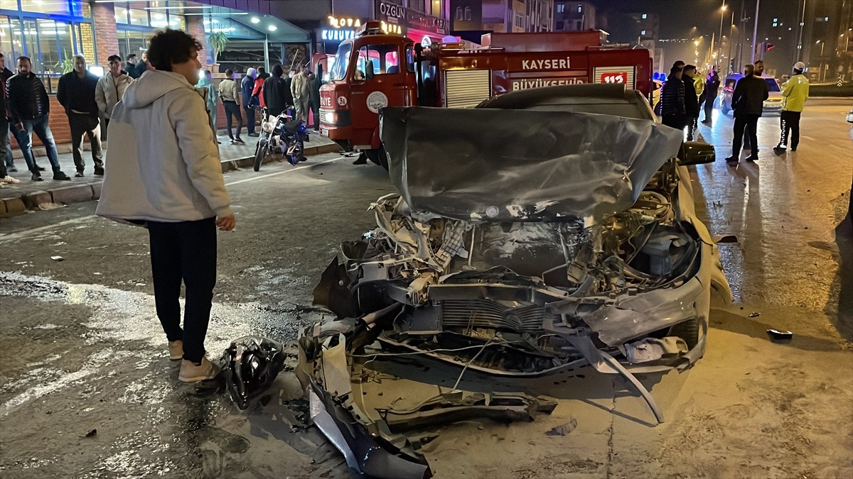 Kayseri'de 3 araca çarpan otomobil yandı, kazada yaralanan 4 kişi hastaneye kaldırıldı.