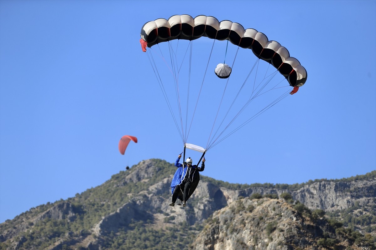 Muğla'nın Fethiye ilçesinde düzenlenen 24. Uluslararası Ölüdeniz Hava Oyunları Festivali, çeşitli...