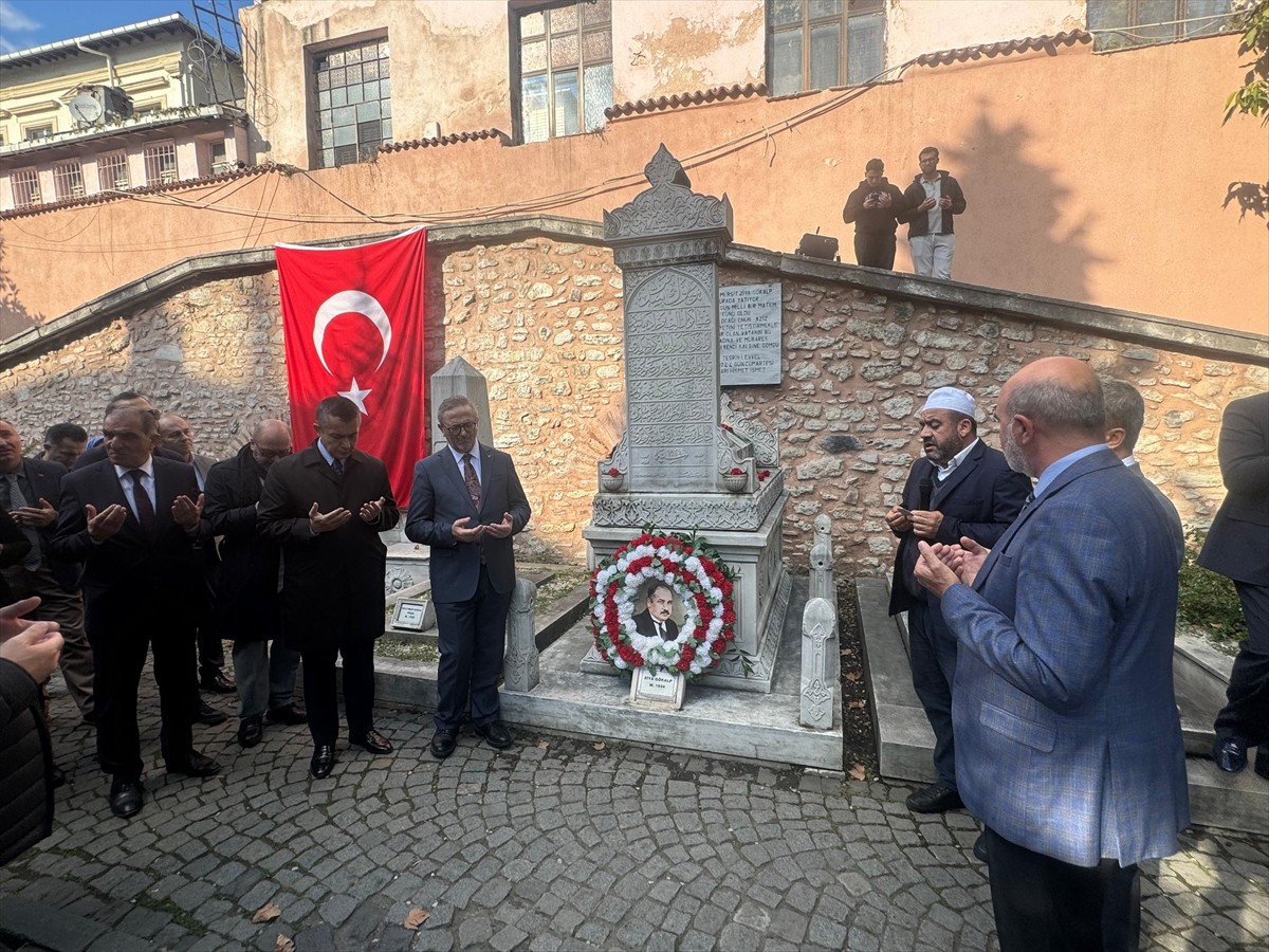 Sosyolog ve eğitimci Ziya Gökalp, vefatının 100. yılında Çemberlitaş'ta bulunan kabri başında...