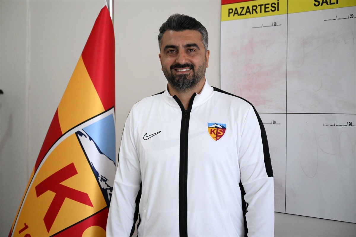 Trendyol Süper Lig'de 12 haftadır 3 puana hasret kalan Bellona Kayserispor'un teknik direktörü...