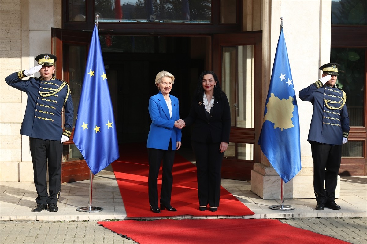 AB Komisyonu Başkanı Ursula von der Leyen  (solda), Balkan turu kapsamında geldiği Kosova’nın...