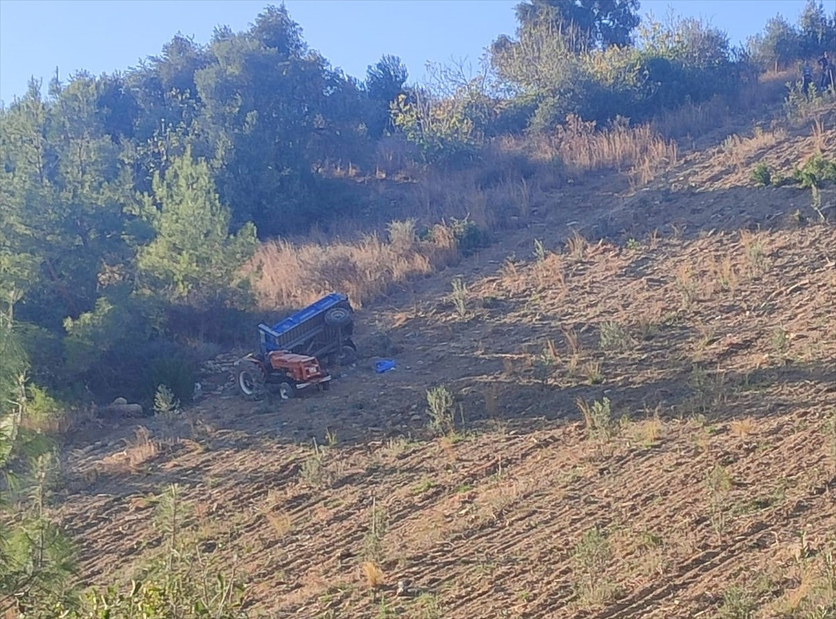 Adana'nın Kozan ilçesinde devrilen traktörün sürücüsü yaşamını yitirdi.