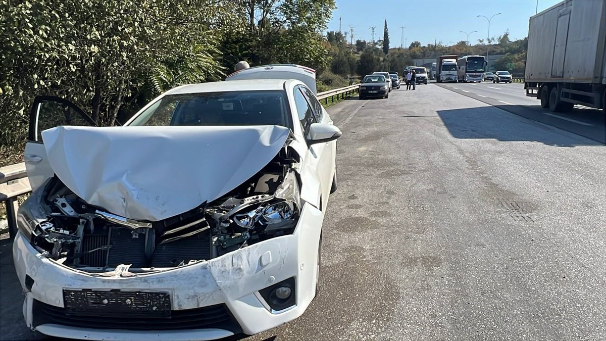 Anadolu Otoyolu'nun Kocaeli kesiminde meydana gelen zincirleme trafik kazasında 4 kişi yaralandı....